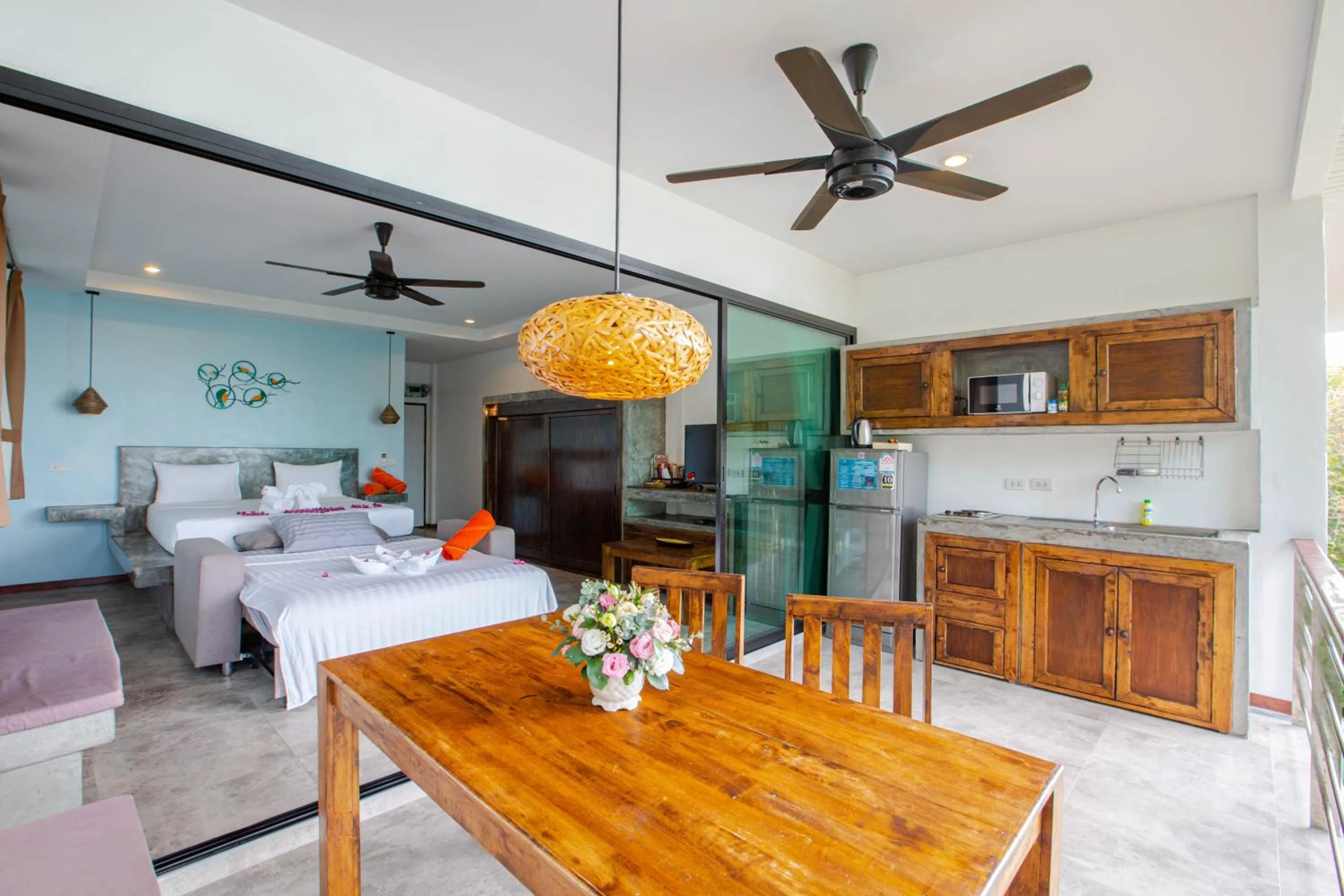 Kitchen or kitchenette, Bed in Padel Phangan Suite