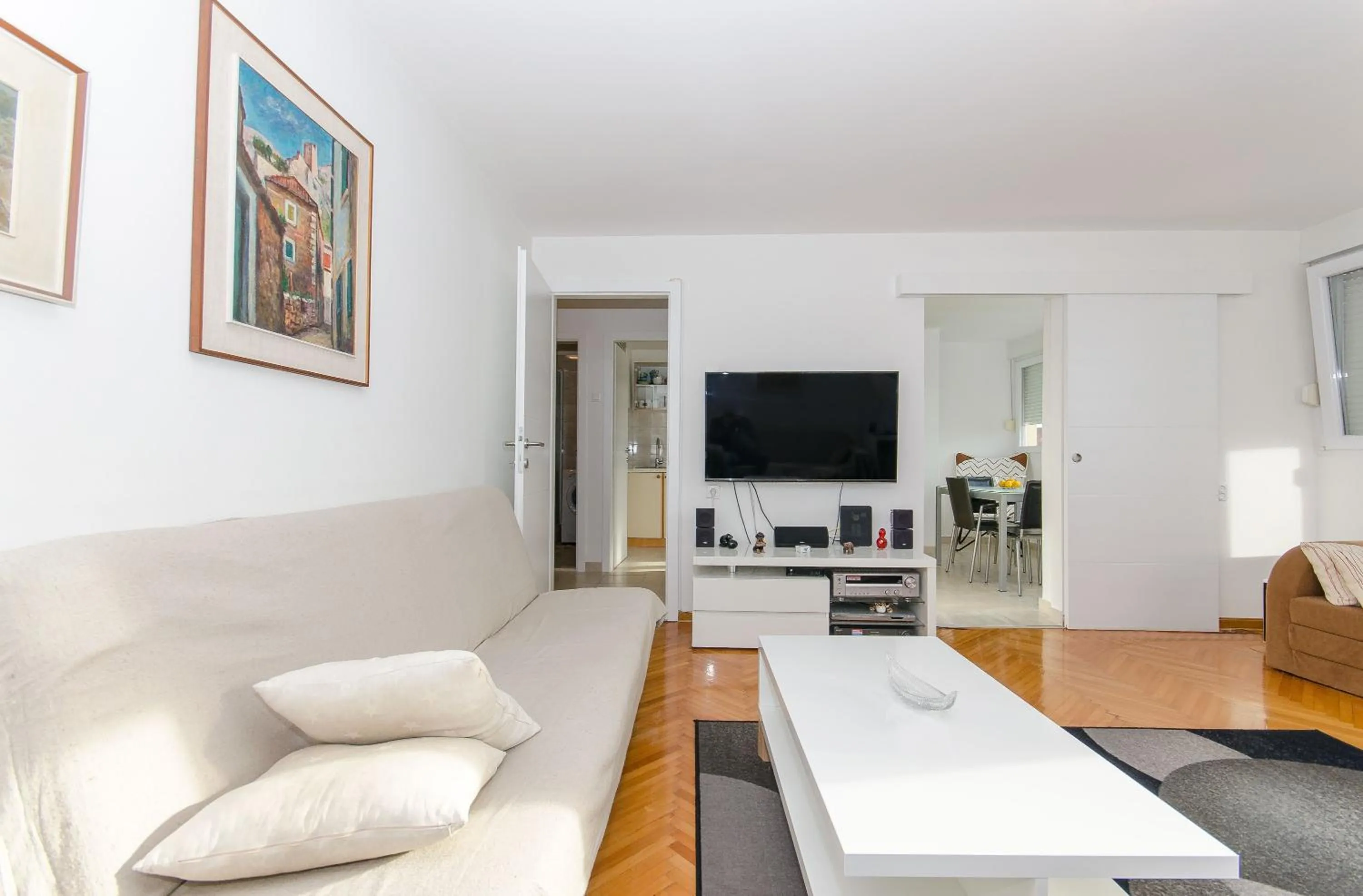TV and multimedia in Spacious apartment Neven near center, with two ac units