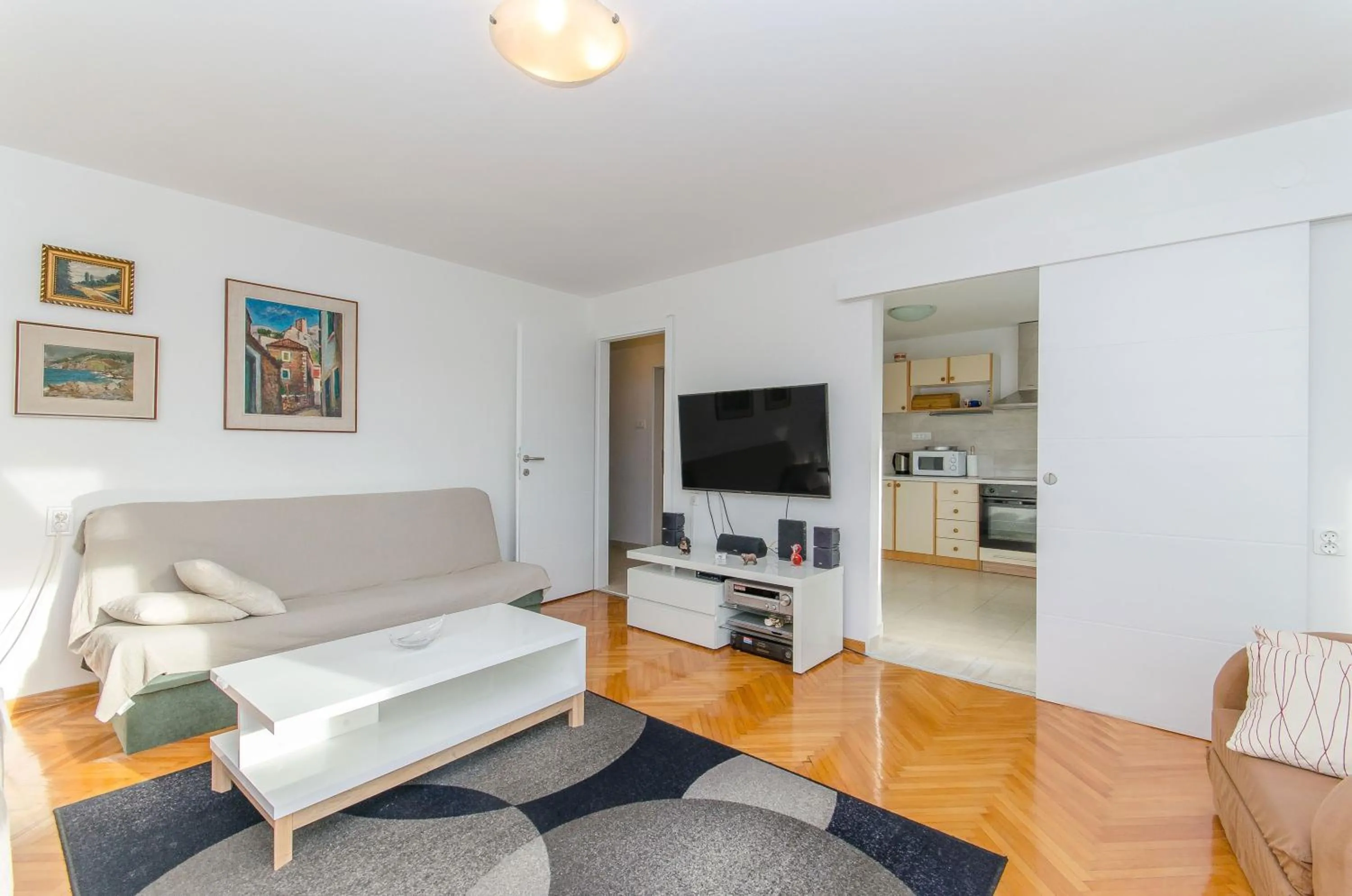 TV and multimedia in Spacious apartment Neven near center, with two ac units