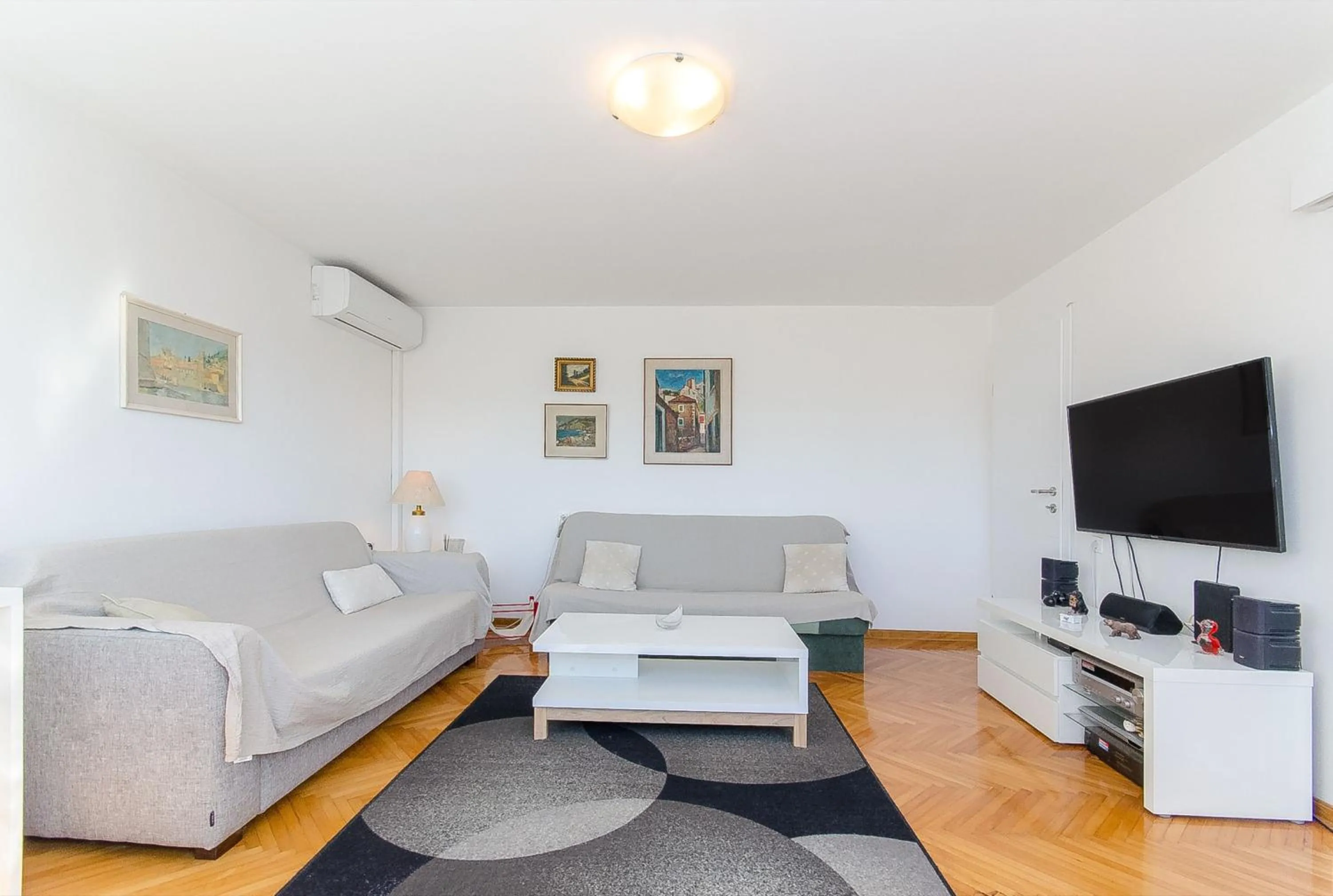 TV and multimedia in Spacious apartment Neven near center, with two ac units