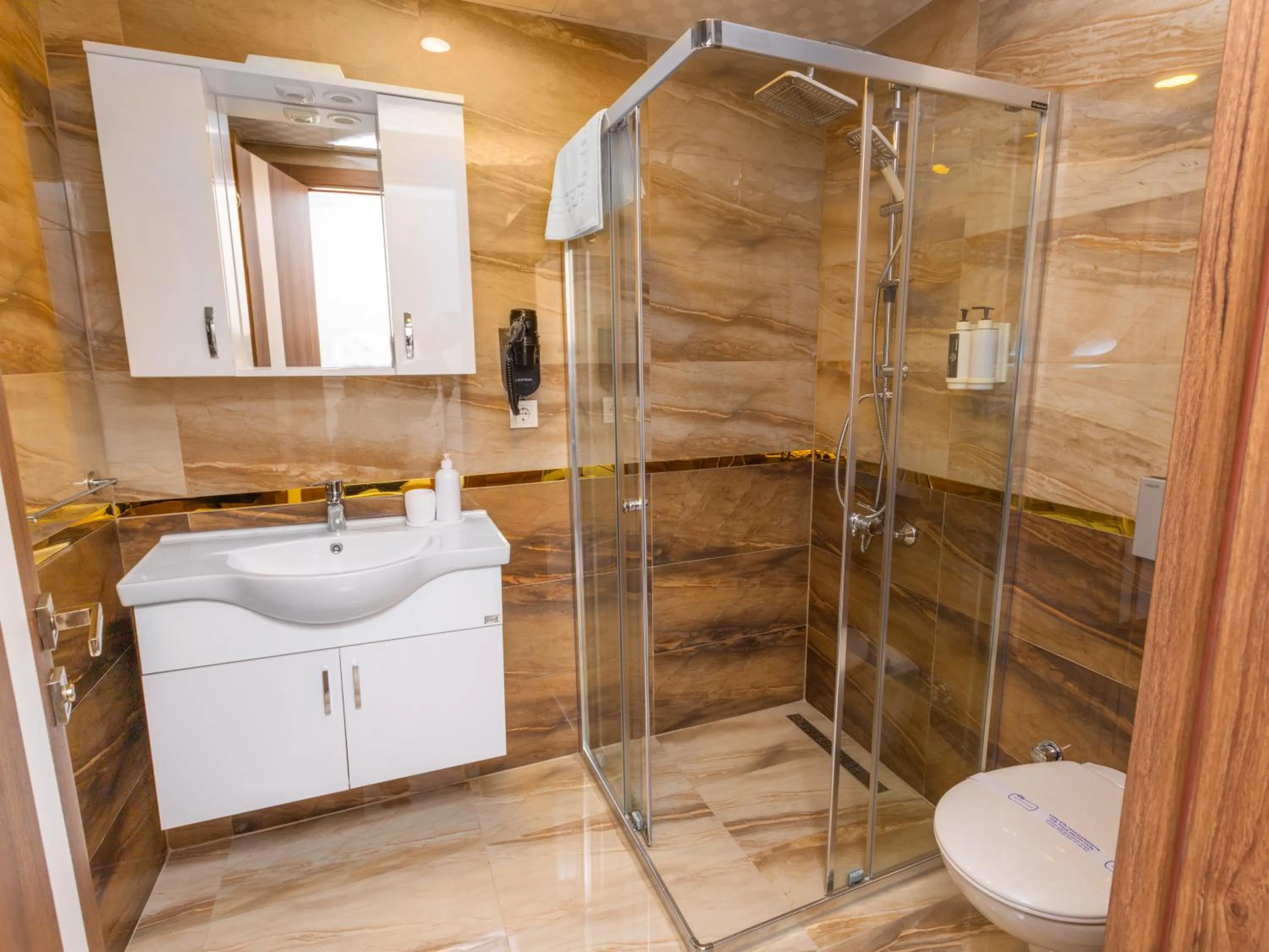 Shower in Quinnova Hotel