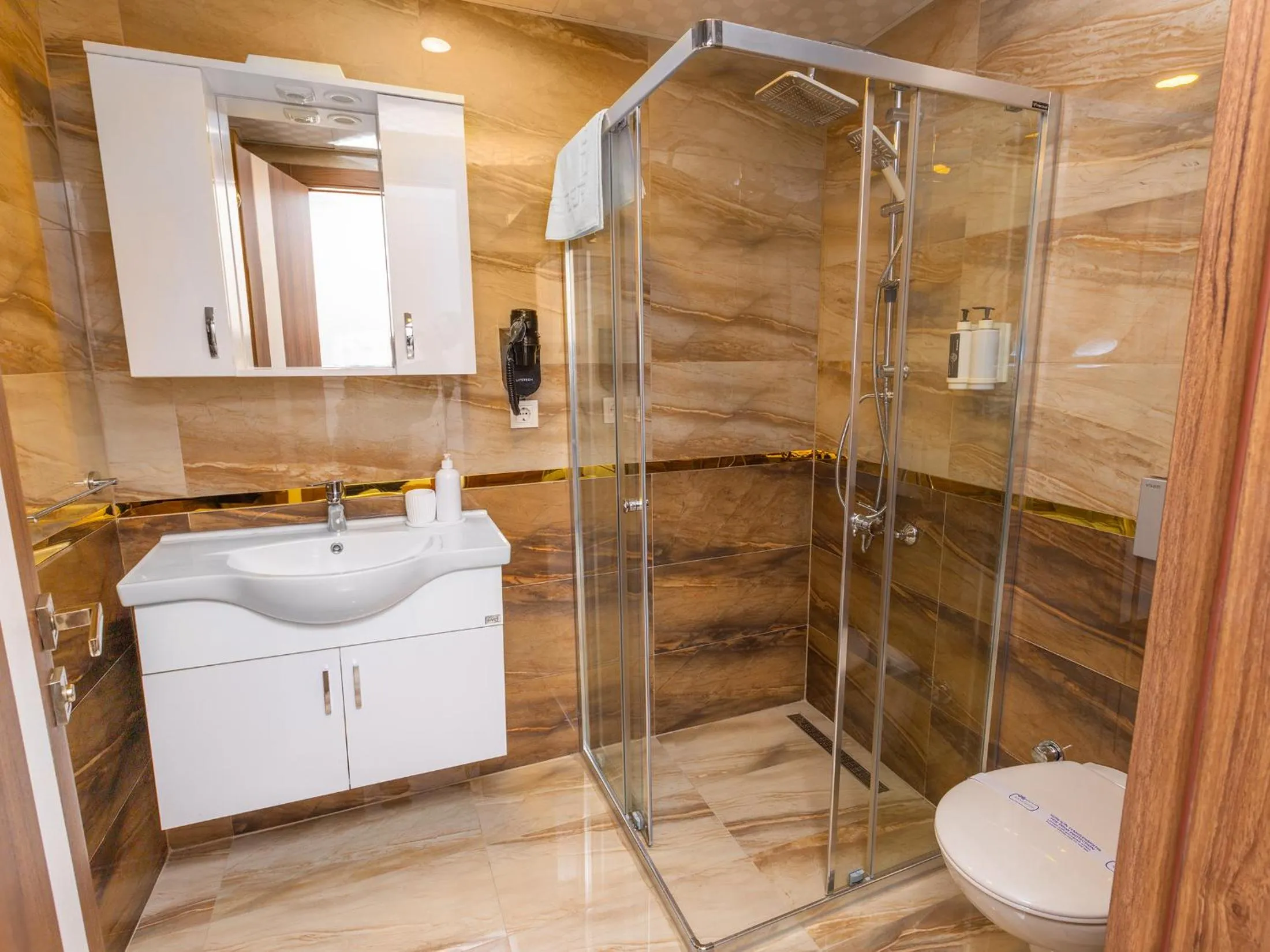 Shower in Quinnova Hotel