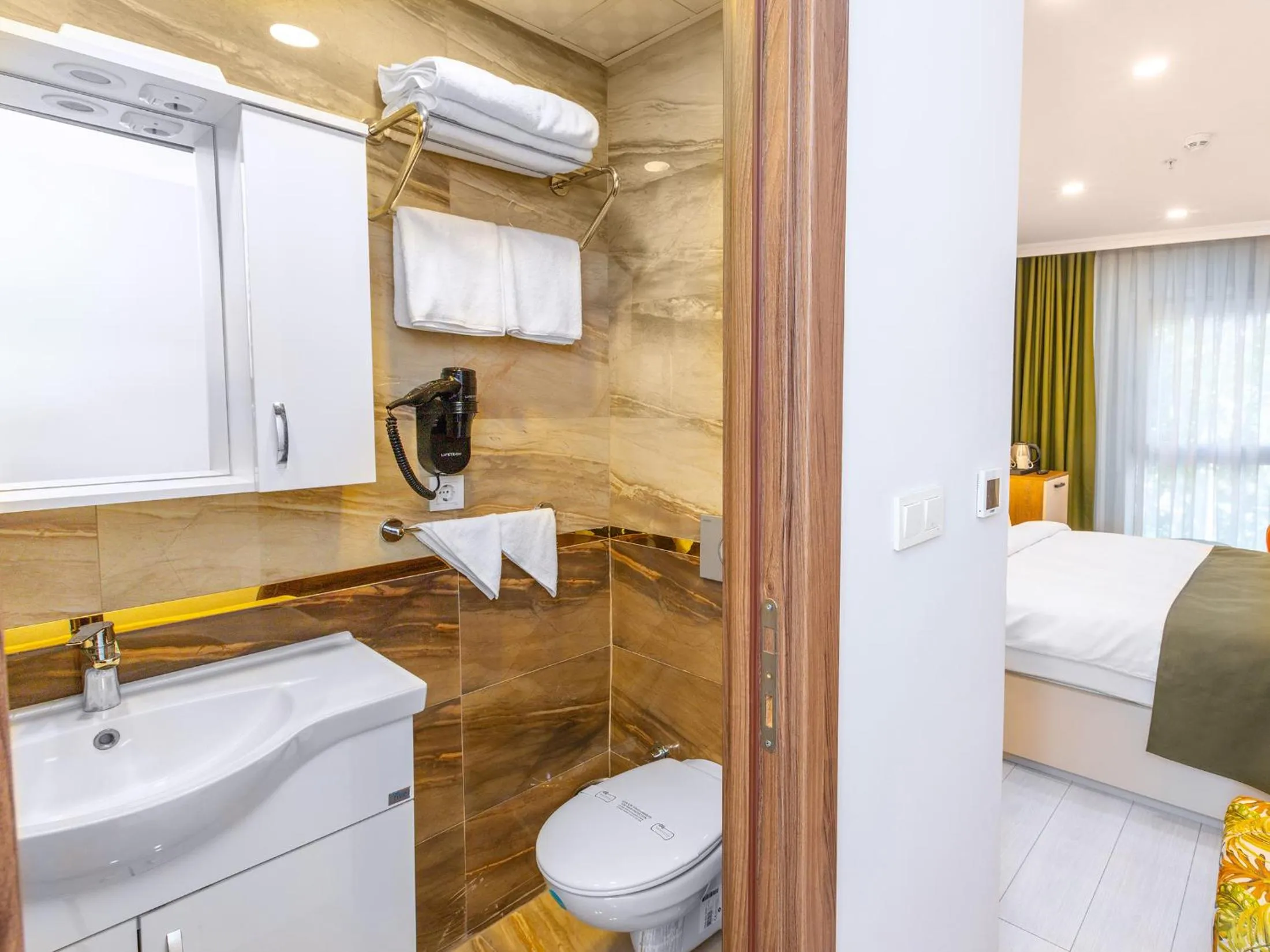 Shower in Quinnova Hotel