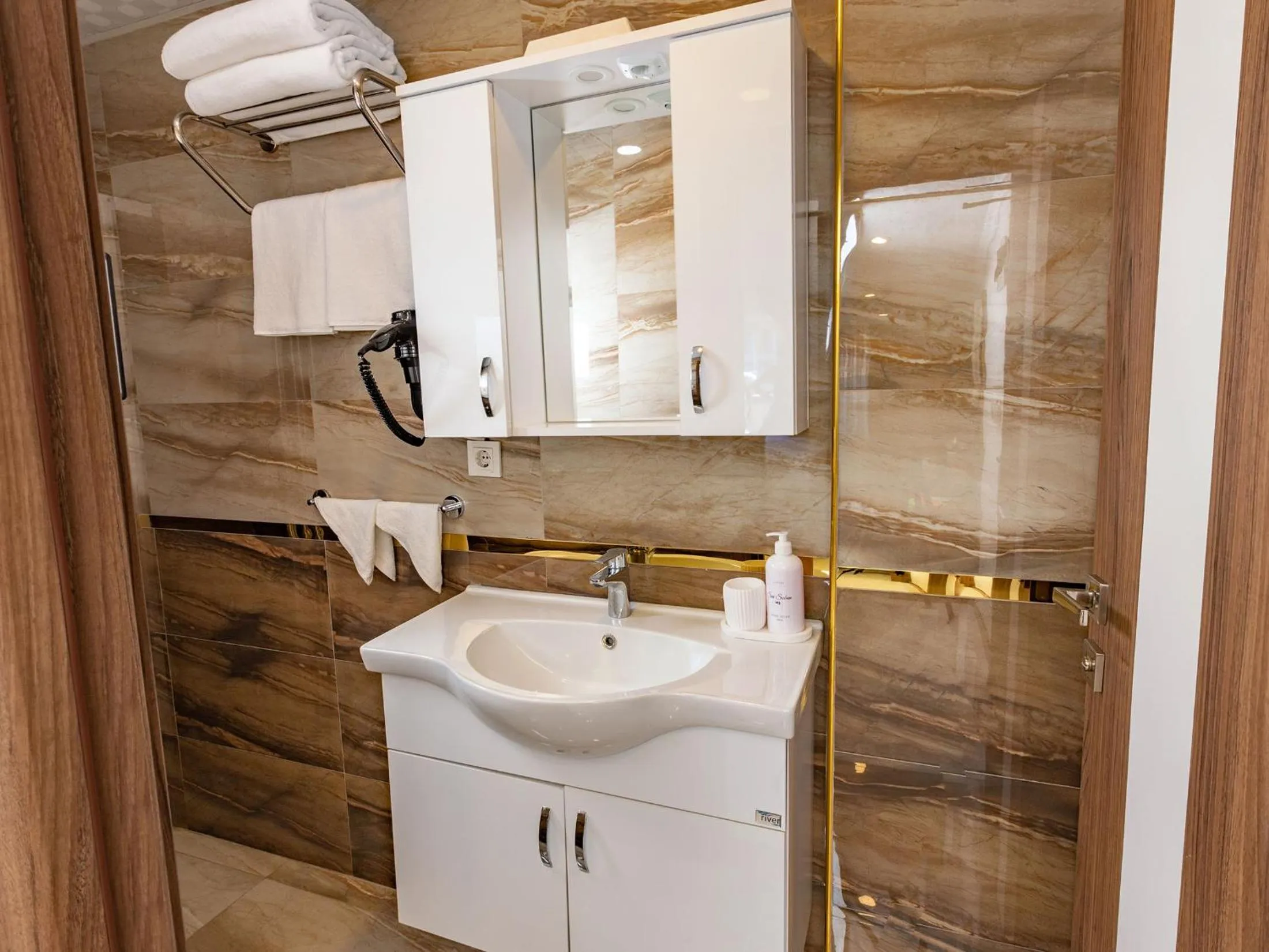 Shower in Quinnova Hotel