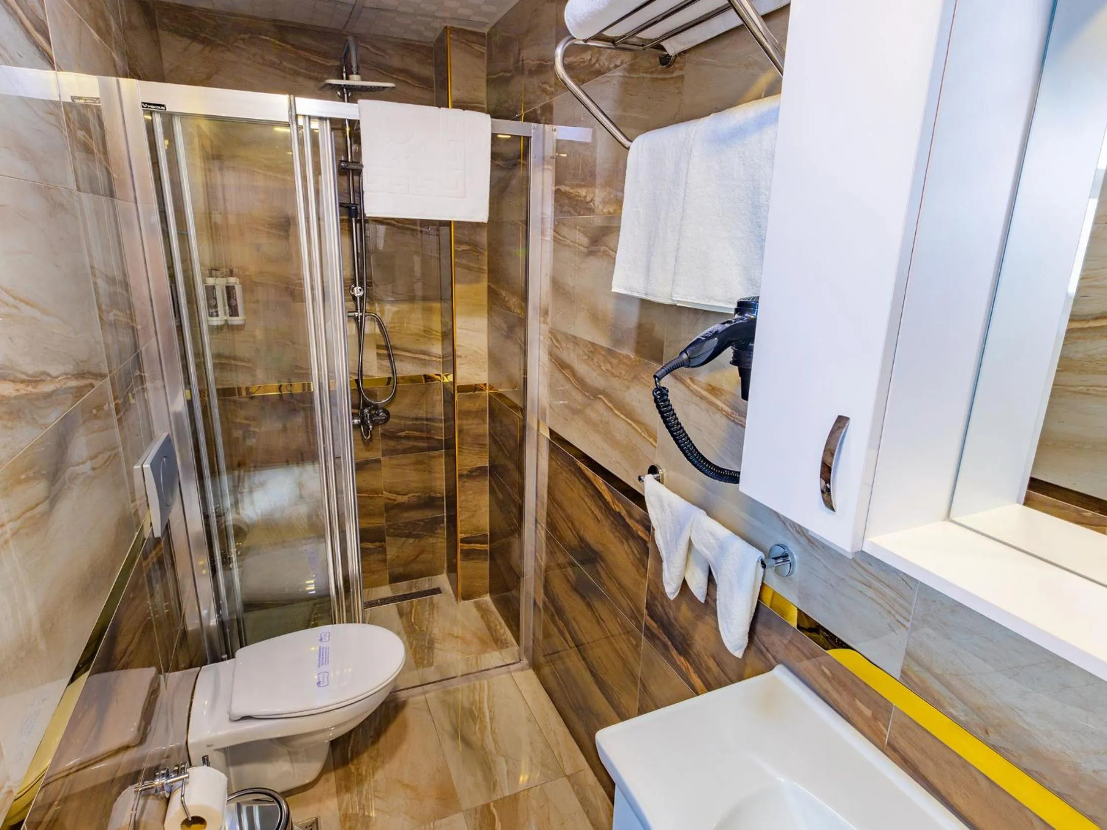 Shower in Quinnova Hotel