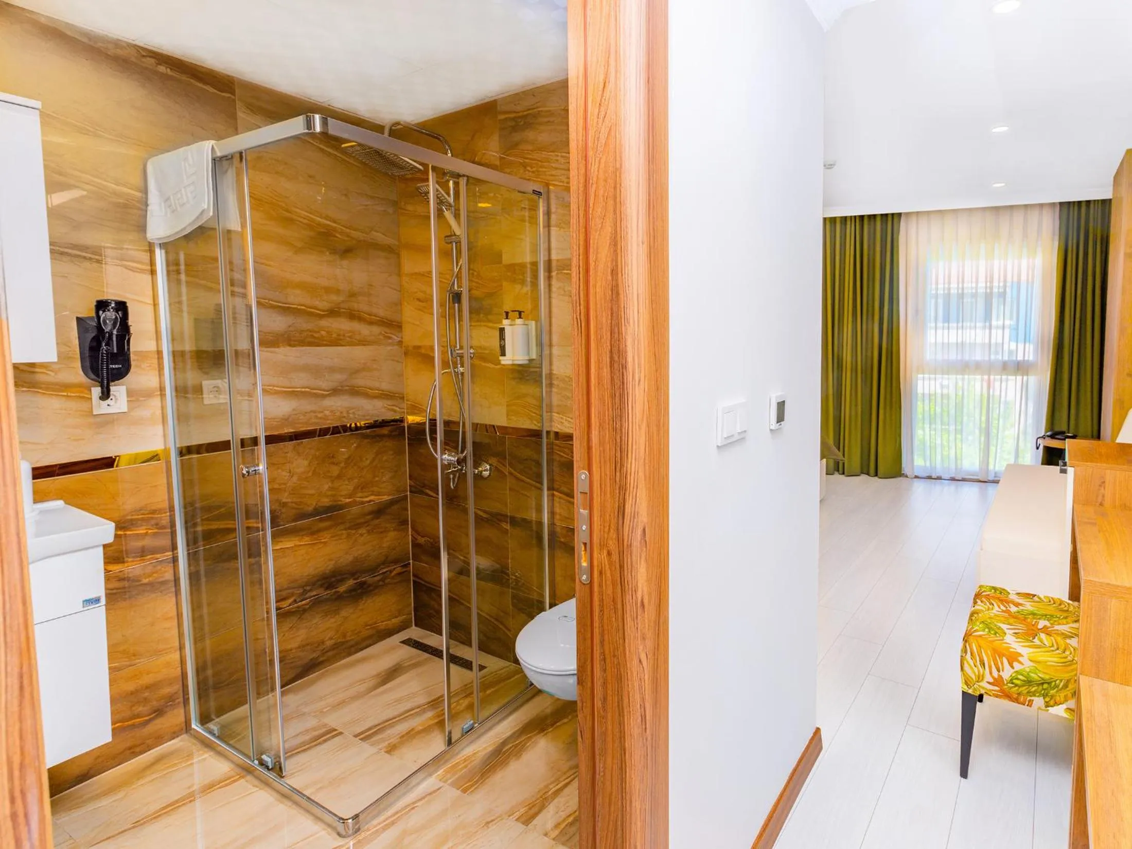 Shower in Quinnova Hotel