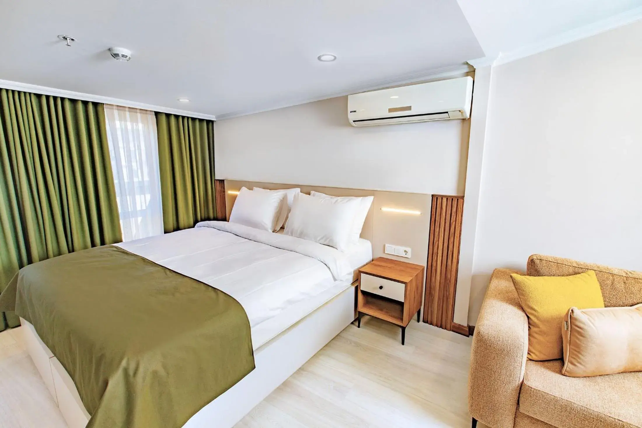 Queen Room with Balcony in Quinnova Hotel Queen Room with Balcony in Quinnova Hotel