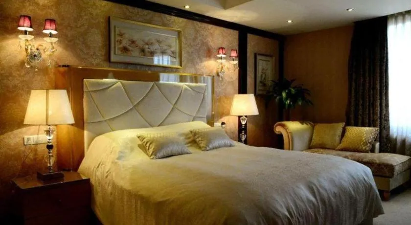 Bed in The Twenty First Century Hotel