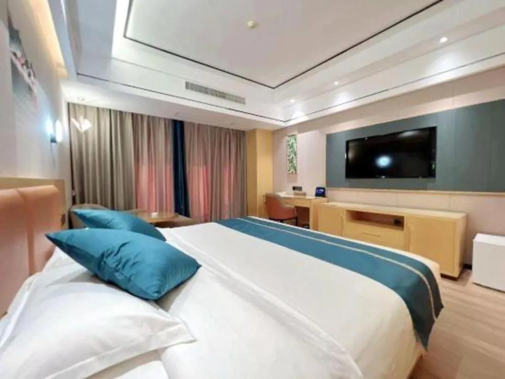 Bed in Sanya Yellow River Kyoto Hotel