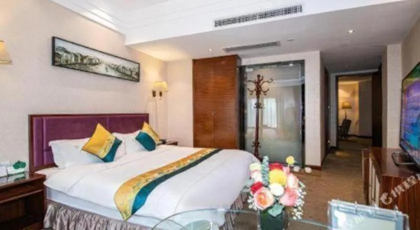 Bed in Shunde Emperor Hotel