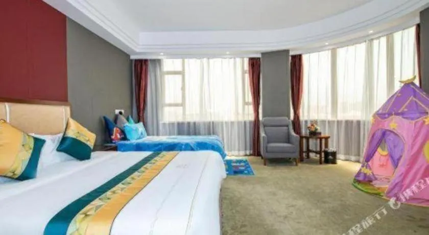 Bed in Shunde Emperor Hotel