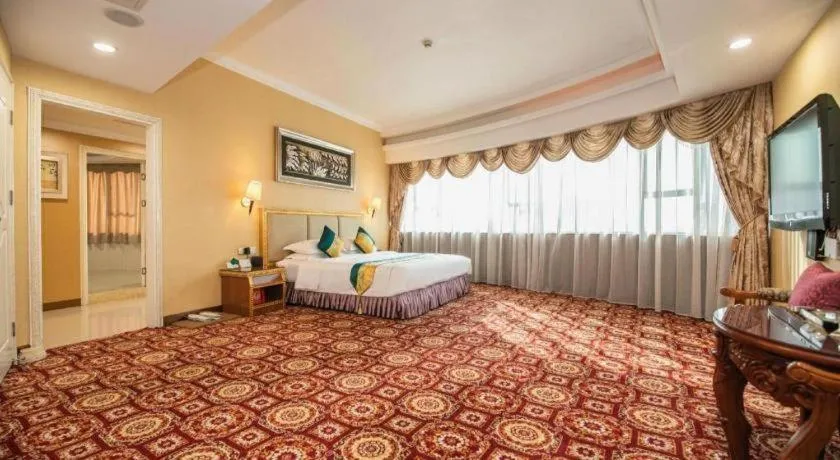 Bed in Shunde Emperor Hotel