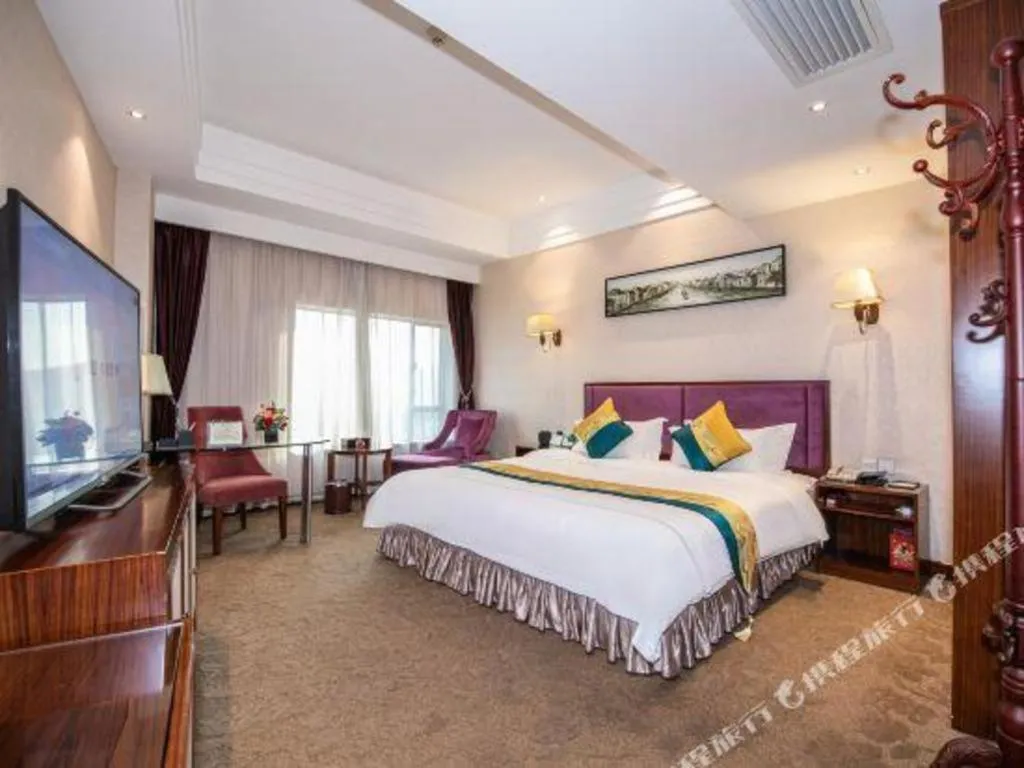 Bed in Shunde Emperor Hotel