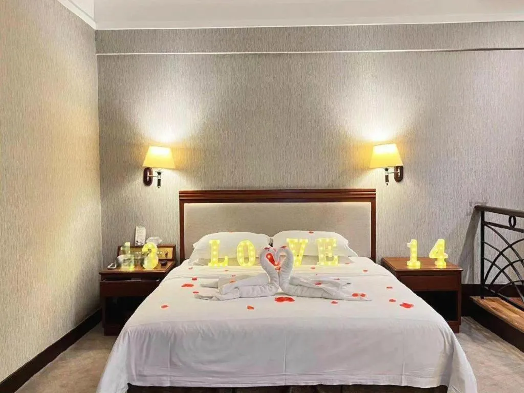 Bed in Fangzhong Holiday Hotel