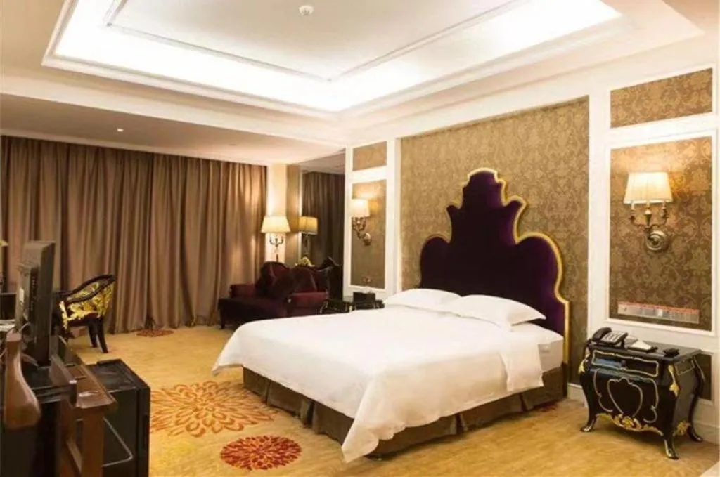 Bed in Fangzhong Holiday Hotel