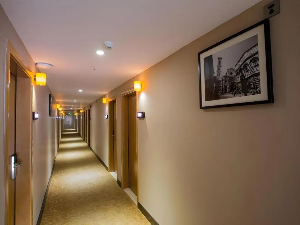 IU Hotel Guiyang North Station Shibei Road