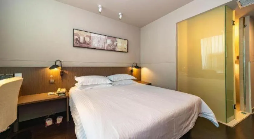 Bed in Jinjiang Inn Select Yancheng Oufeng Hua Street Julong Lake