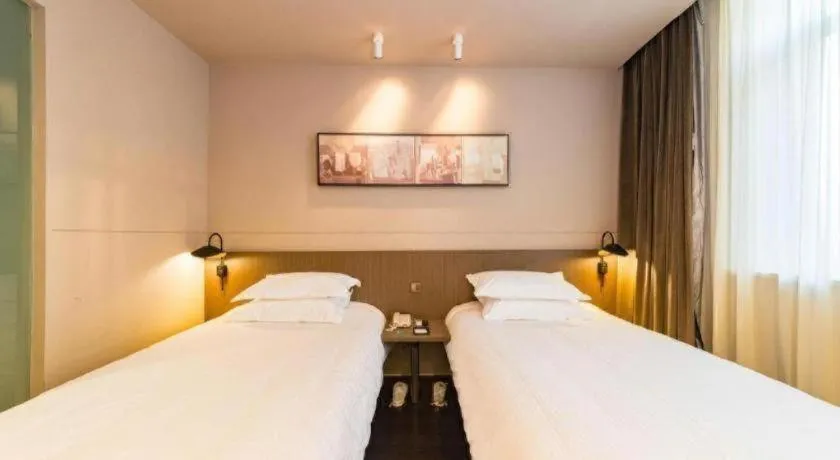 Bed in Jinjiang Inn Select Yancheng Oufeng Hua Street Julong Lake