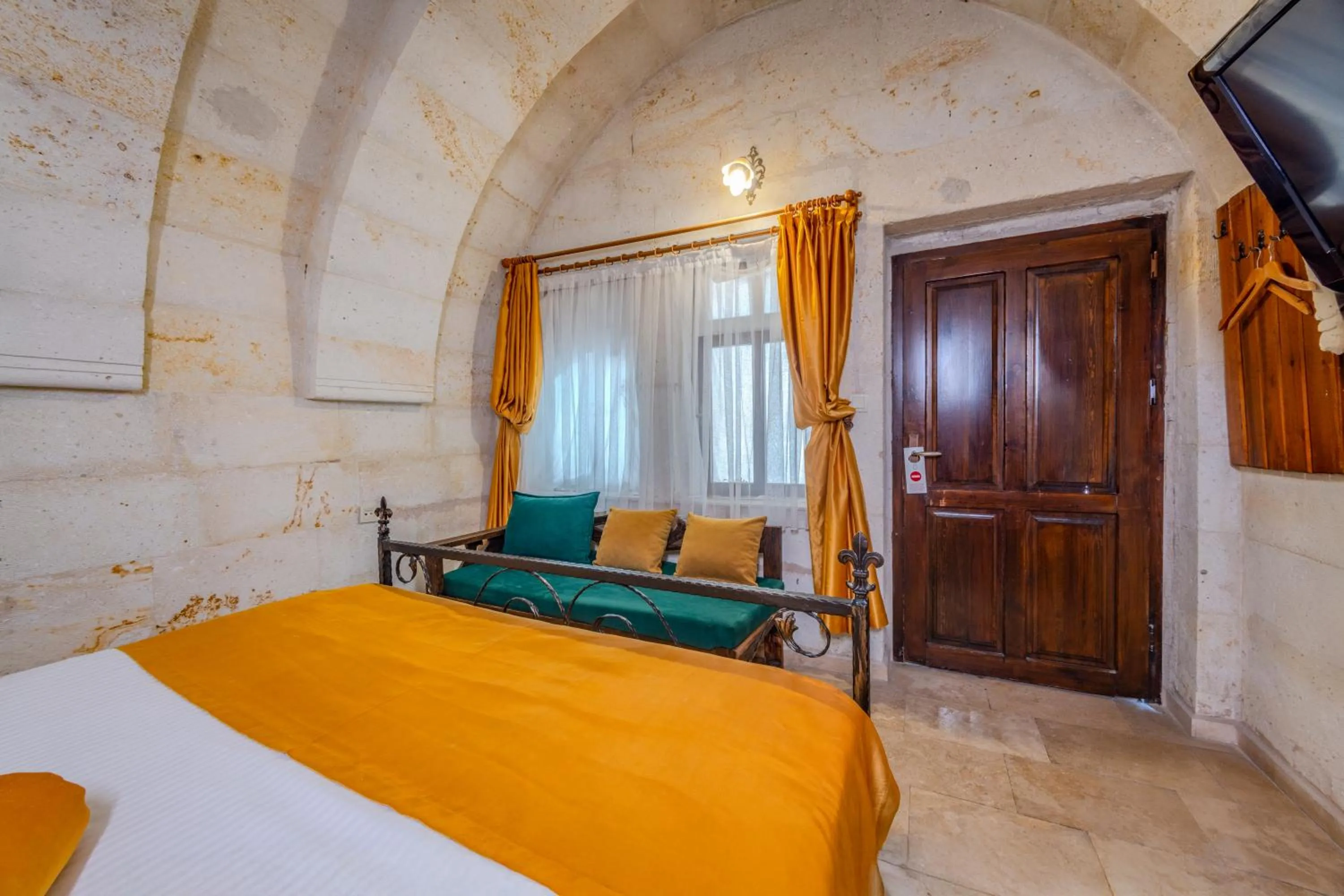 Photo of the whole room, Bed in Onur Cave Cappadocia