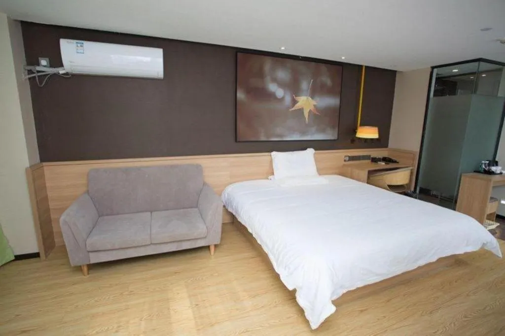 Bed in IU Hotel Nanchang West Railway Metro Station