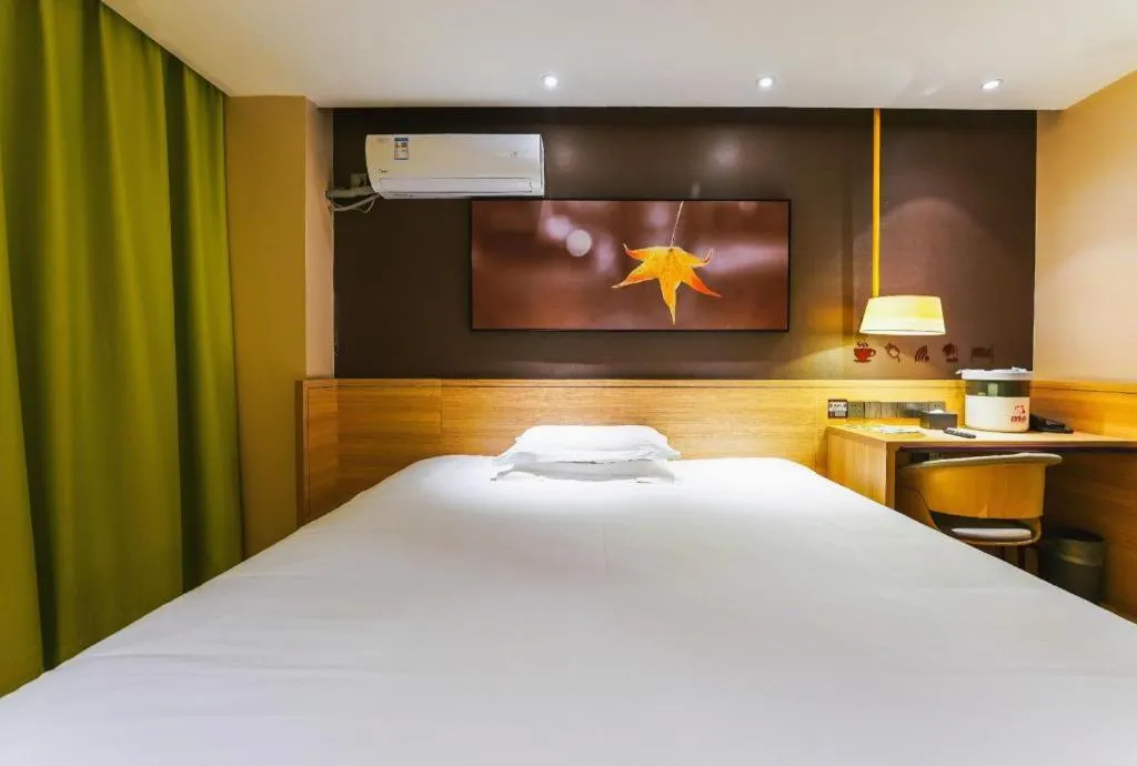 Bed in IU Hotel Nanchang West Railway Metro Station