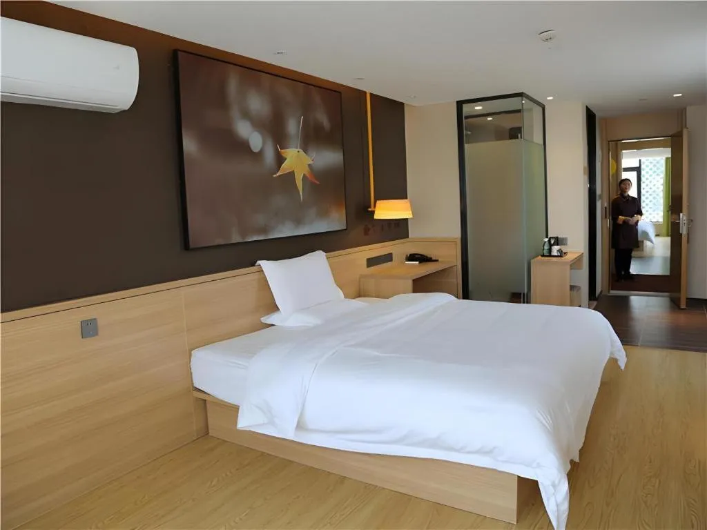 Bed in IU Hotel Nanchang West Railway Metro Station