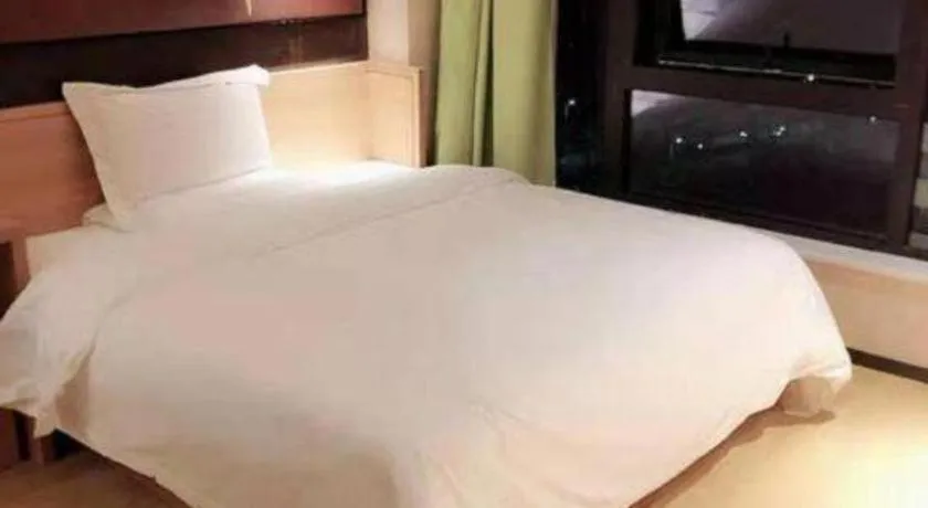 Bed in IU Hotel Nanchang West Railway Metro Station
