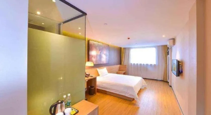 Bed in IU Hotel Nanchang West Railway Metro Station