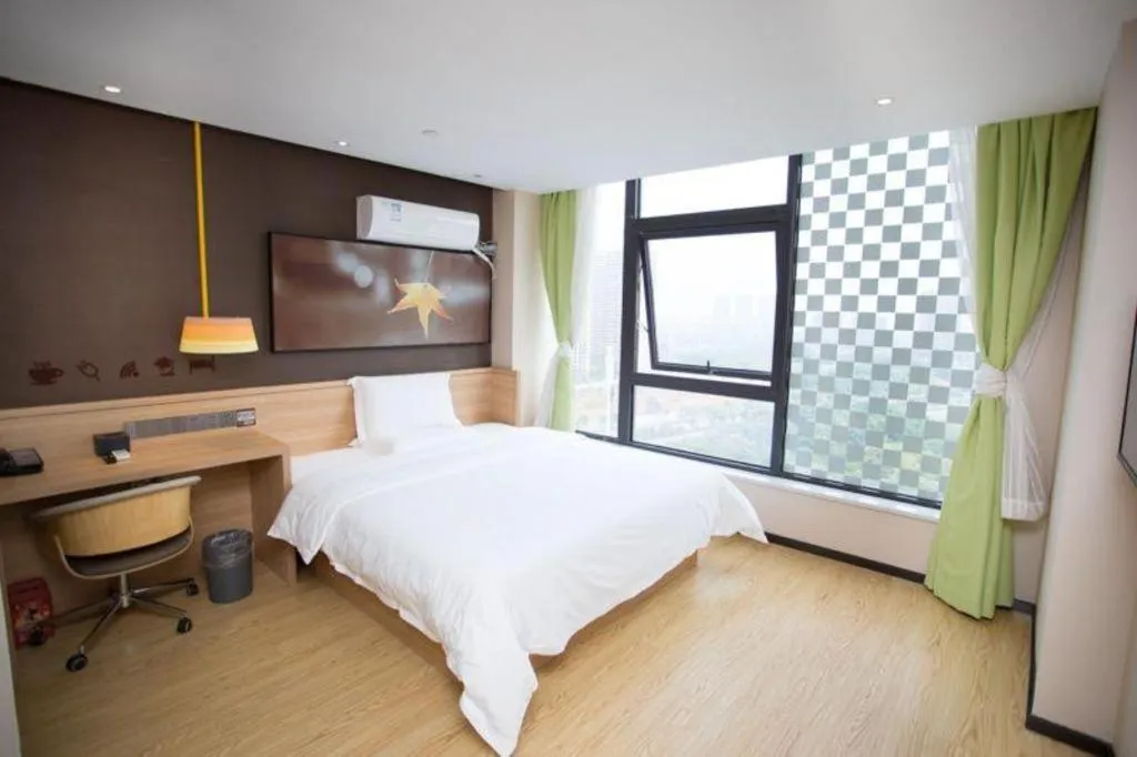 Bed in IU Hotel Nanchang West Railway Metro Station