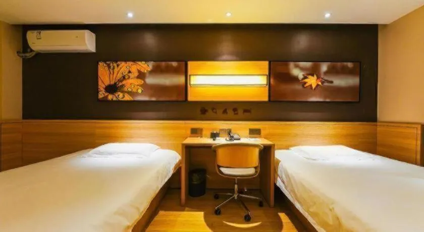 Bed in IU Hotel Nanchang West Railway Metro Station