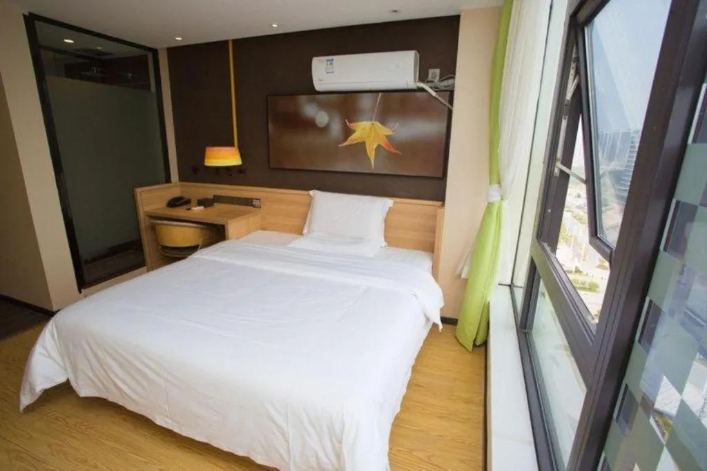 Bed in IU Hotel Nanchang West Railway Metro Station
