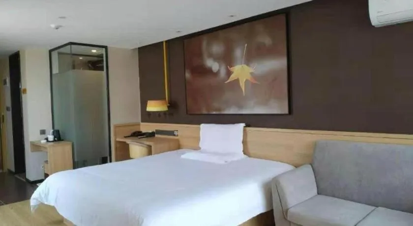 Bed in IU Hotel Nanchang West Railway Metro Station