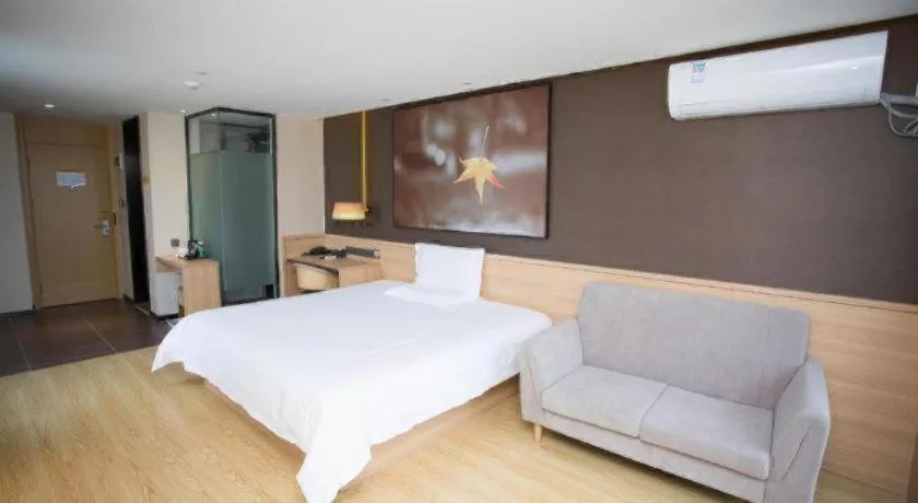 Bed in IU Hotel Nanchang West Railway Metro Station