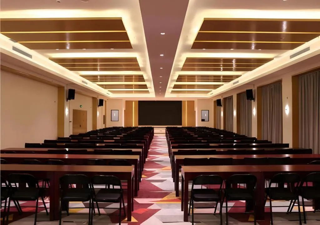 Borrman Hotel Hechi Bama Central Cultural Plaza