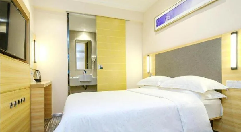 Bed in City Comfort Inn Chongqing Yangjiaping Pedestrian Street the MixC