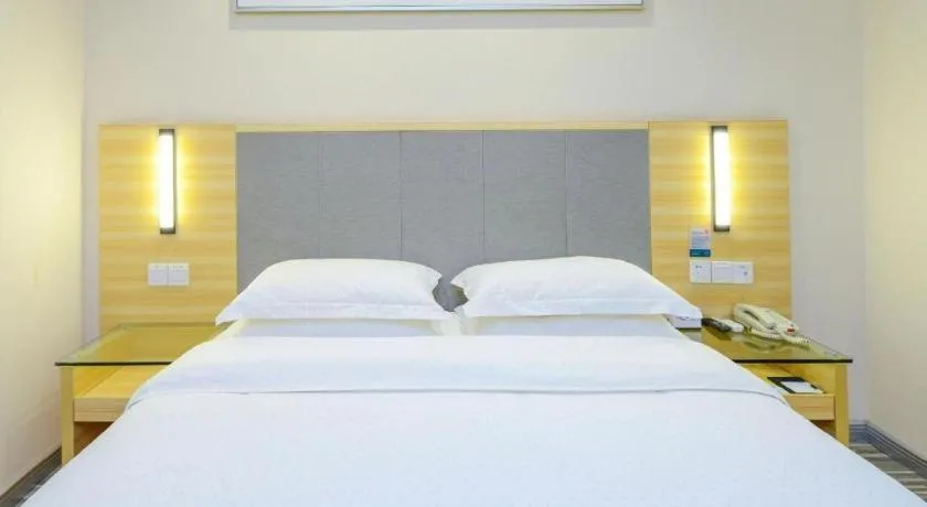 Bed in City Comfort Inn Chongqing Yangjiaping Pedestrian Street the MixC