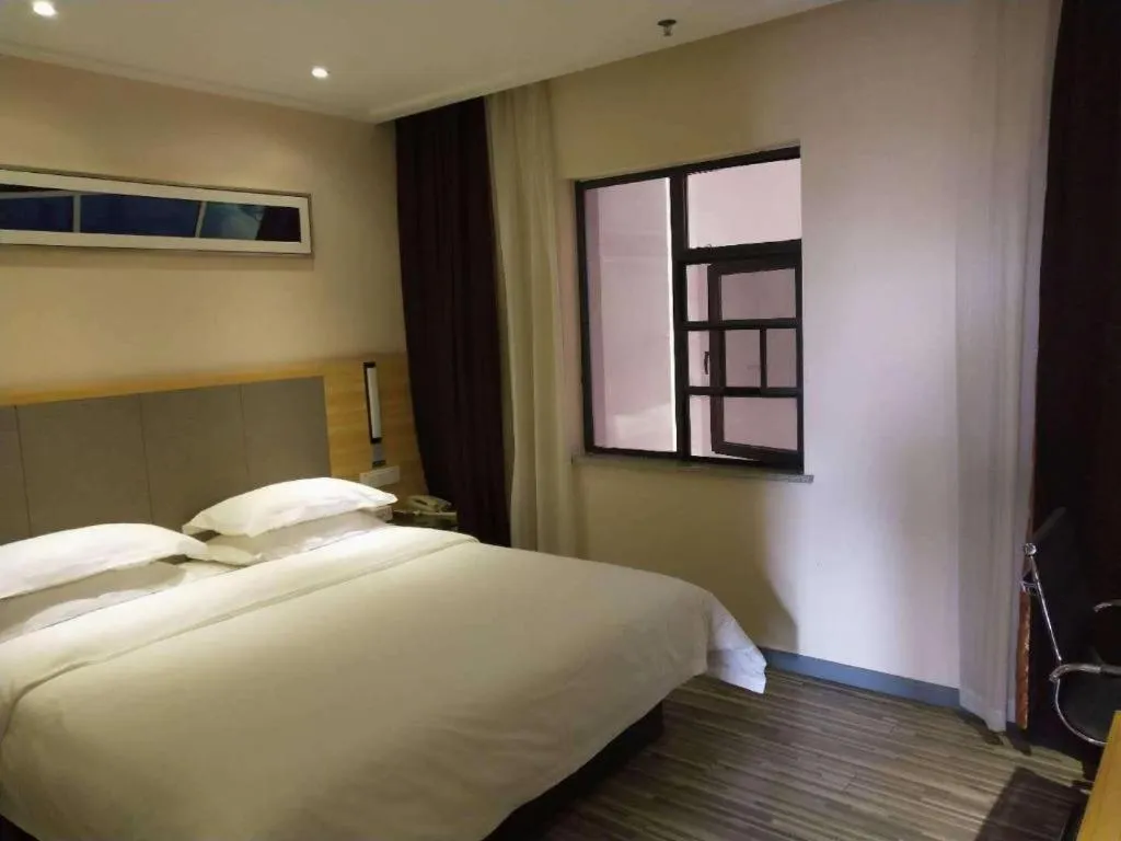 Bed in City Comfort Inn Hotel Zhangjiajie Railway Station Tianmen Mountain Cableway Station