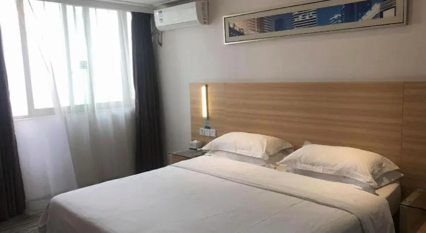 Bed in City Comfort Inn Chongqing Lianglukou Metro Station