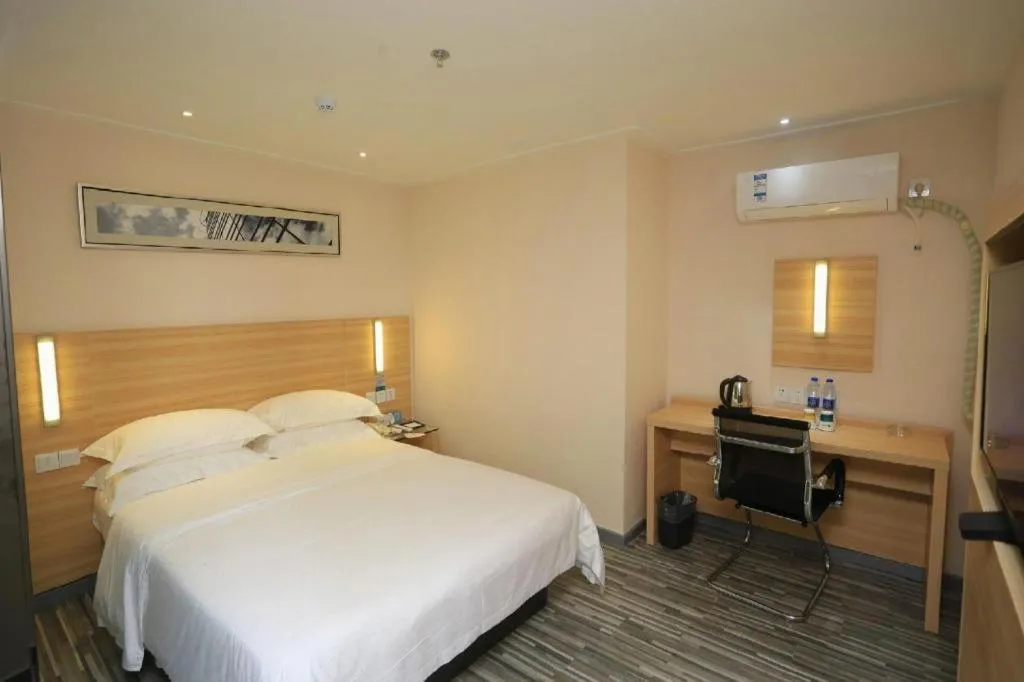 Bed in City Comfort Inn Chongqing Lianglukou Metro Station