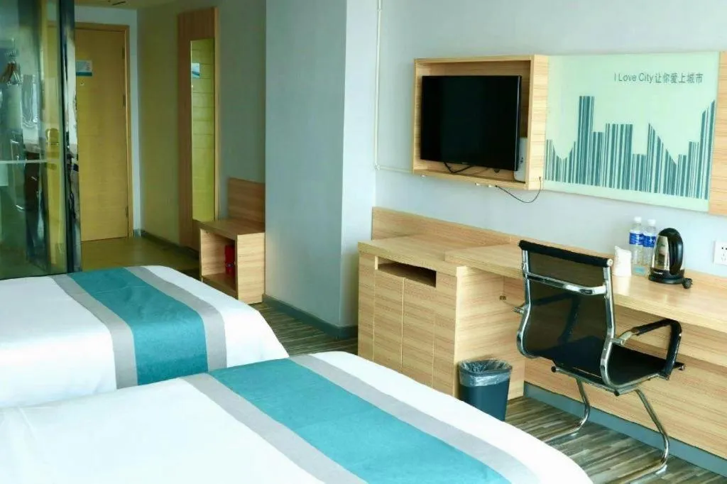 Bed in City Comfort Inn Chongqing Lianglukou Metro Station