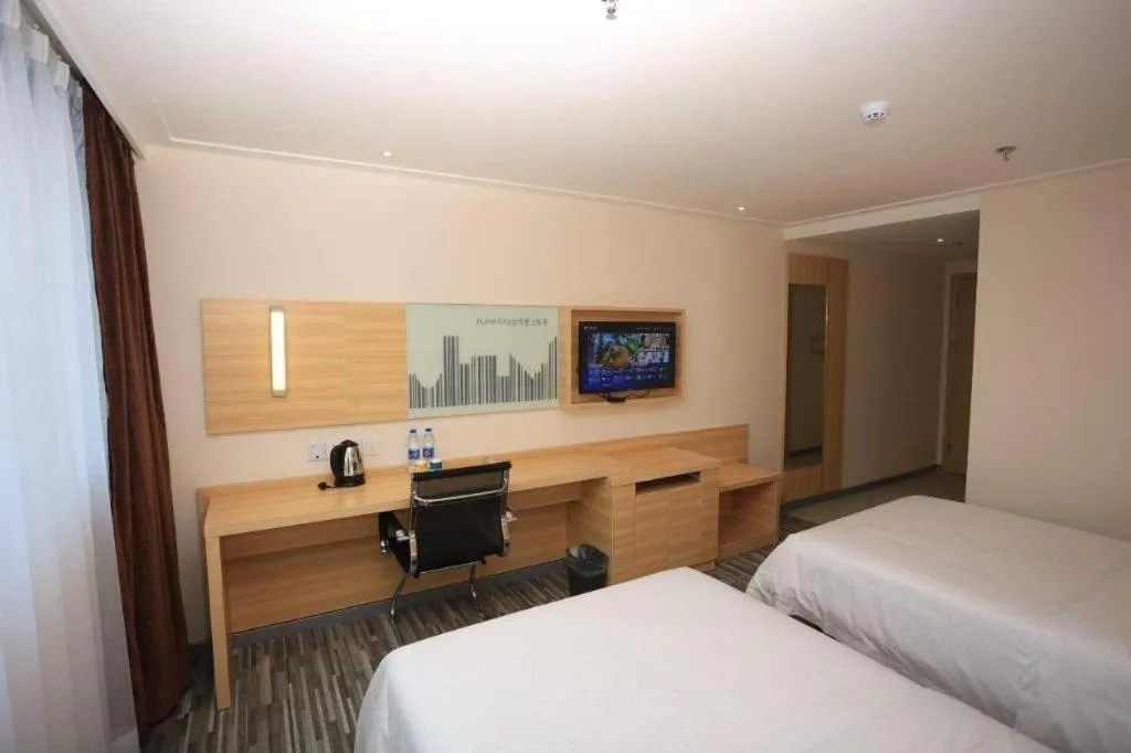 Bed in City Comfort Inn Chongqing Lianglukou Metro Station