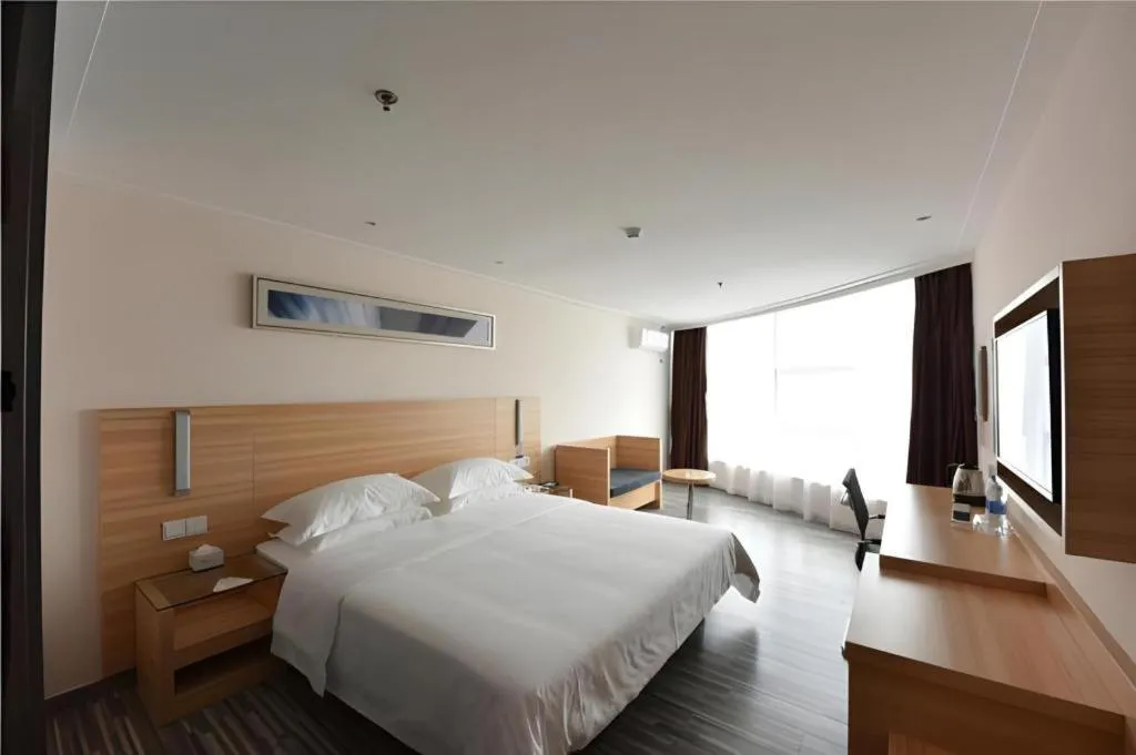 Bed in City Comfort Inn Chongqing Lianglukou Metro Station