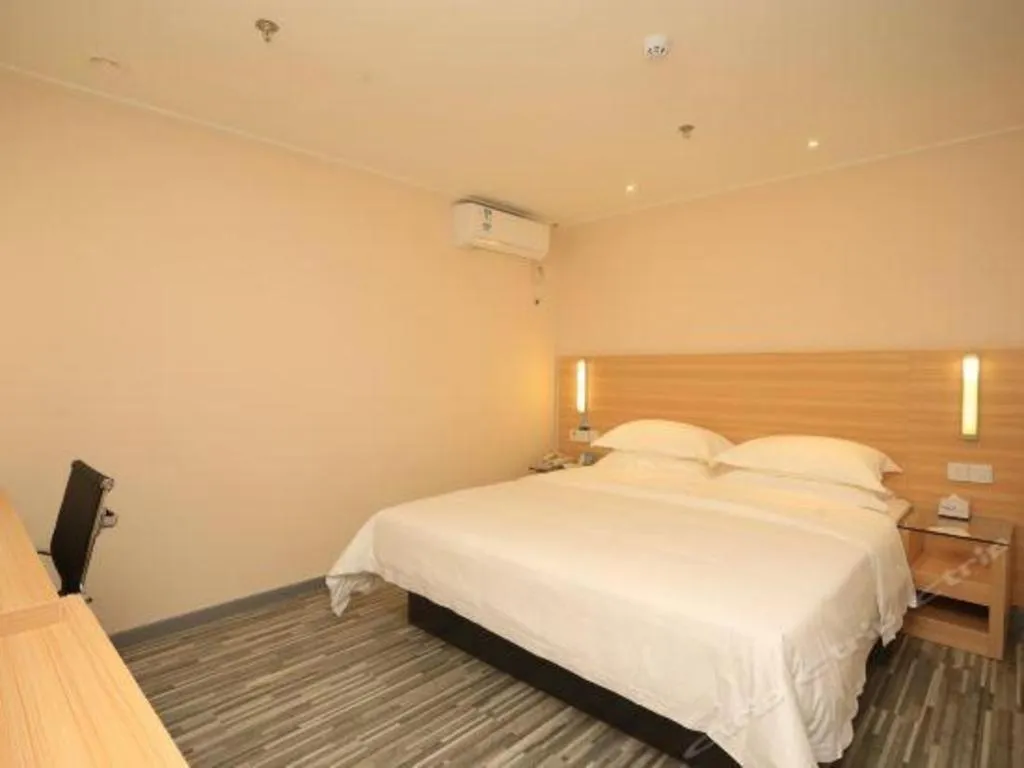 Bed in City Comfort Inn Chongqing Lianglukou Metro Station