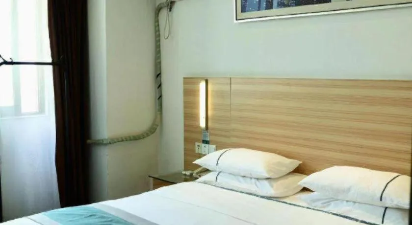 Bed in City Comfort Inn Chongqing Lianglukou Metro Station