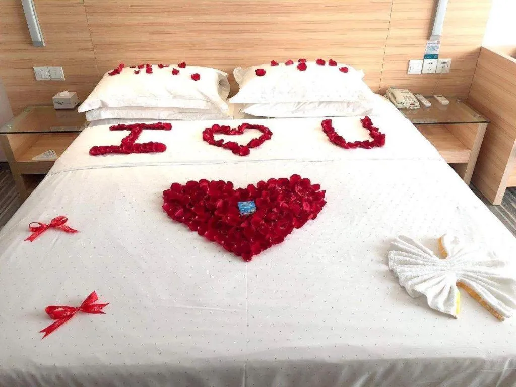 Bed in City Comfort Inn Chongqing Lianglukou Metro Station