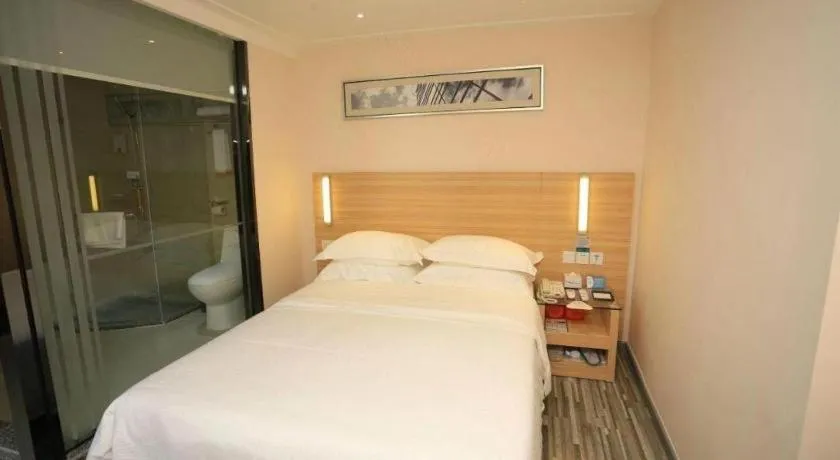 Bed in City Comfort Inn Chongqing Lianglukou Metro Station