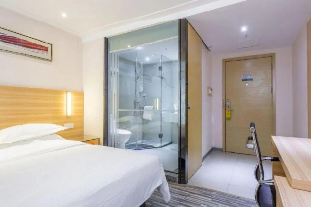 Bed in City Comfort Inn Chongqing Lianglukou Metro Station