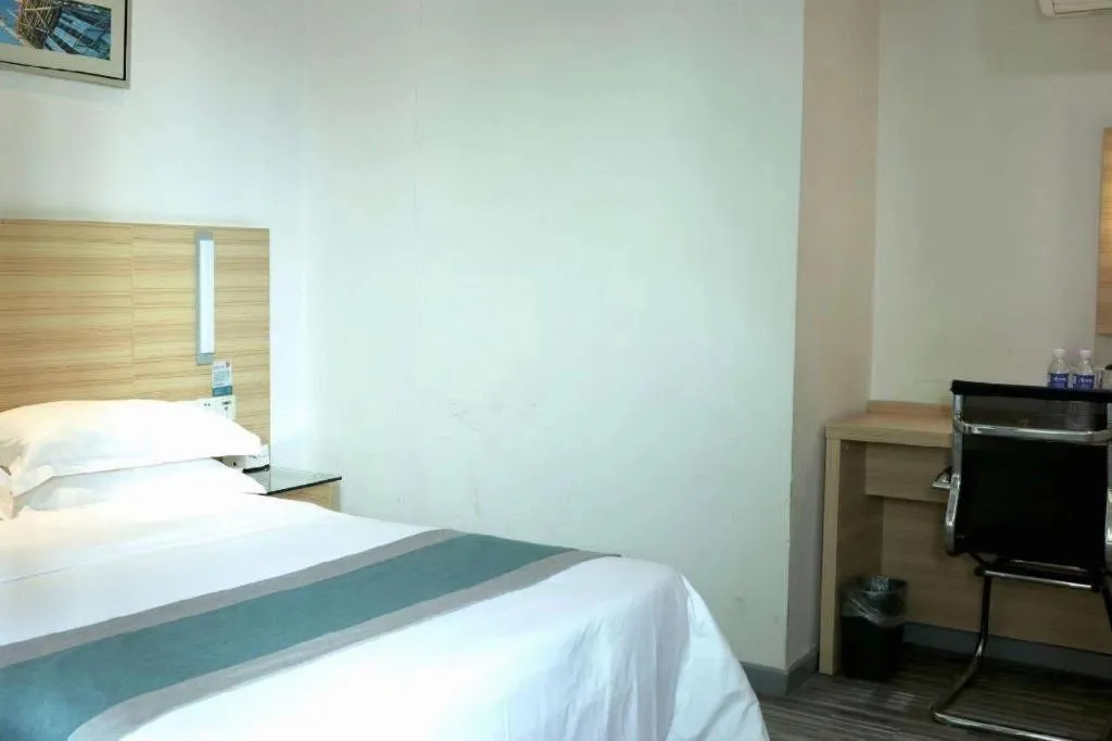 Bed in City Comfort Inn Chongqing Lianglukou Metro Station