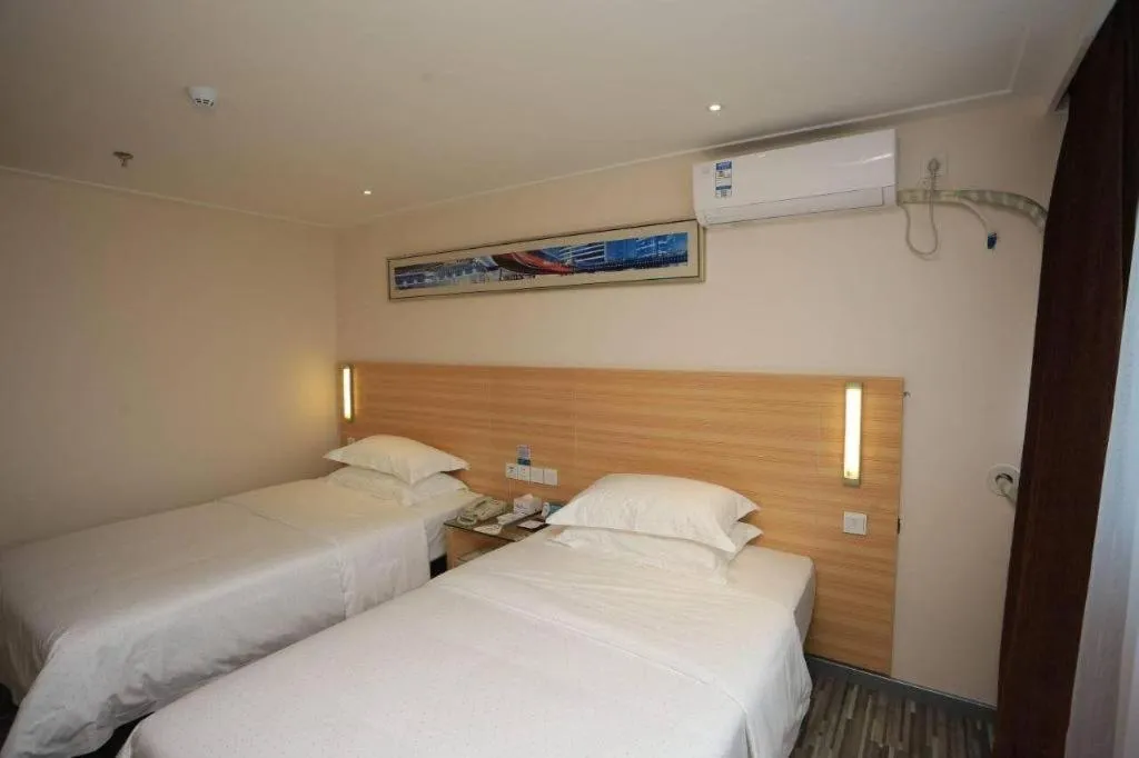 Bed in City Comfort Inn Chongqing Lianglukou Metro Station