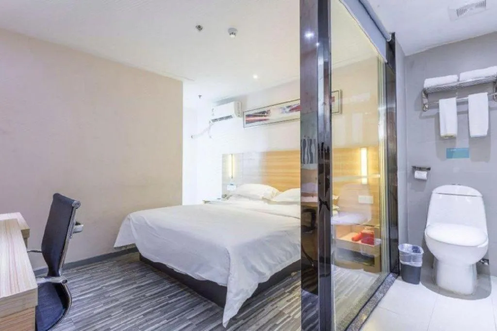 Bed in City Comfort Inn Chongqing Lianglukou Metro Station